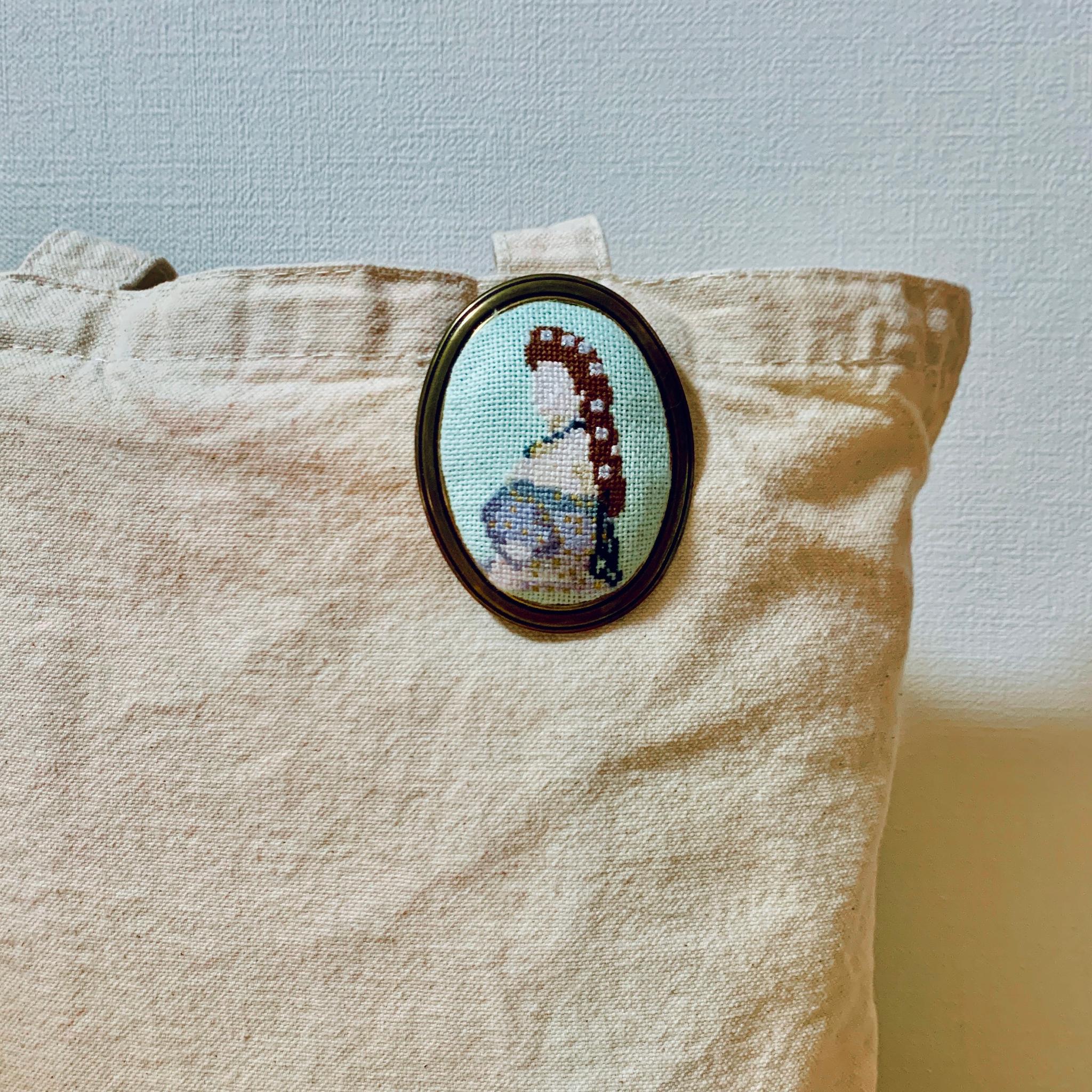 永遠の美を纏う、エリザベート皇后の肖像画ブローチ　マイクロクロスステッチ手刺繍 | 4枚目
